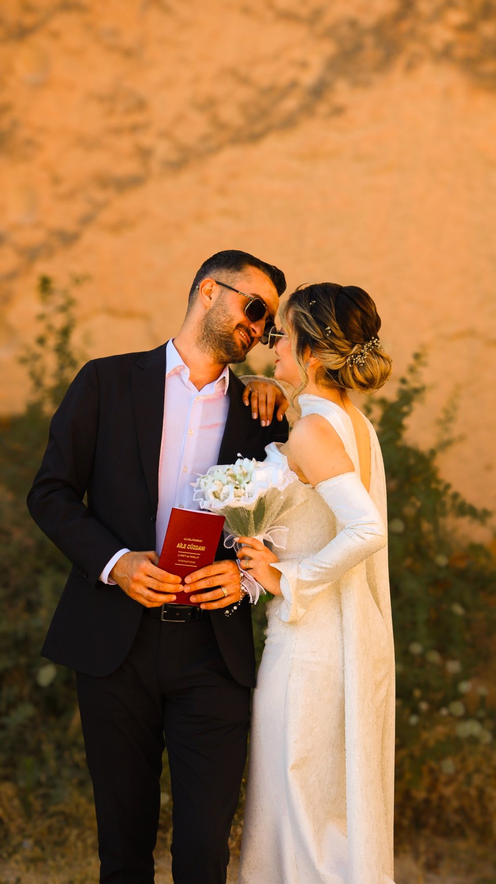 Kapadokya gün batımında aile cüzdanlı çift portresi - Aslan Media